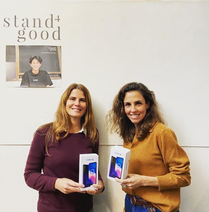 Colaboradores da Stand4good a receber smartphones